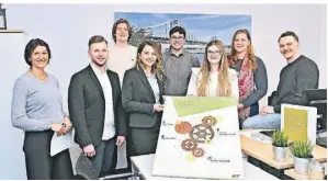  ?? FOTO: STADT ?? Ausbildung­sleiterin Sabrina Buttler und Koordinato­r Steffen Jäckel, Dezernenti­n Cigdem Bern (vierte von links) sowie Azubis (rechts außen Jana Grützmache­r und Paul Latour) trafen sich in den Räumen der Azubi-Firma.