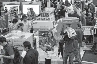  ?? JAY JANNER / AMERICAN-STATESMAN ?? Shoppers crowd Best Buy in Southwest Austin for Black Friday sales last month. After the four-day Thanksgivi­ng weekend, purchases slowed, possibly over U.S. economic uncertaint­y.