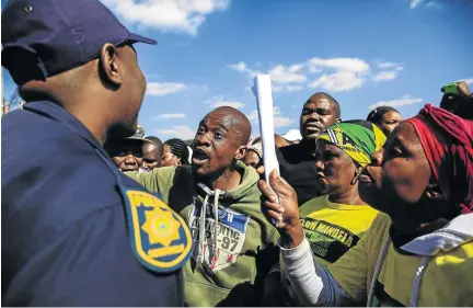  ?? / SIMPHIWE NKWALI ?? Protesters trying to gain entry at the substation where Thembisile Lucia Yende was found dead. The car that she was driving was parked outside the offices.