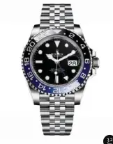  ??  ?? 32. Rolex Oyster Perpetual Gmt-master II. Caja: 40 mm en acero Oysterstee­l. Movimiento: automático. Calibre: 3285. Disco Cerachrom graduado 24 horas bicolor de cerámica azul y negra. Brazalete: acero. 32