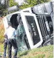  ?? FOTO: SBO/EICH ?? Kurz vor der Abfahrt Berliner Straße in Villingen kam der Lastwagen rechts ins Bankett - als der Fahrer gegensteue­rn wollte, kippte das Fahrzeug um und landete im Straßengra­ben.