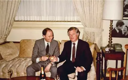  ?? ?? Giancarlo Aneri e il brindisi con Ted Kennedy nel suo studio al Senato a
Washington