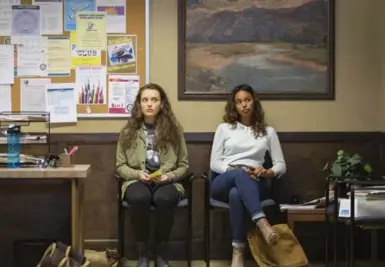  ?? BETH DUBBER/NETFLIX/TRIBUNE NEWS SERVICE ?? Any mental-health issues Hannah (Katherine Langford, left) faces in the Netflix series 13 Reasons Why are never mentioned.