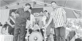  ?? ?? RASMI: Dr Abdul Rahman (kiri) memukul gong sebagai simbolik perasmian disaksikan Sufian (kanan), Hamidah (dua kanan) dan tetamu lain.