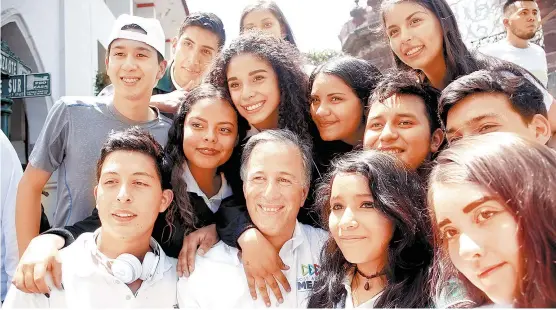  ??  ?? El candidato presidenci­al de la coalición Todos por México se reunió con jóvenes y militantes del PRI en Michoacán.