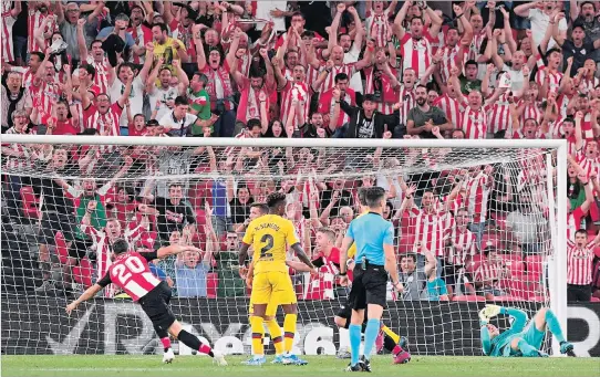  ?? VINCENT WEST / REUTERS ?? Festejo. Aritz Aduriz (i) celebra tras marcar un gran gol de tijera, al aprovechar un centro de Ander Capa y derrotar al arquero André Ter Stegen (d). El delantero, de 38 años, ingresó al campo de juego un minuto antes de anotar.