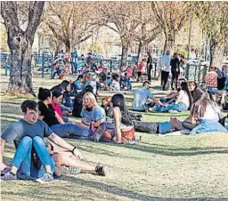  ?? LA VOZ ?? MOVIDO. La Costanera de Villa Carlos Paz, ayer, con una postal que se extrañaba.