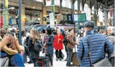  ?? FOTO: THIBAULT CAMUS/DPA ?? Wartende Bahnkunden an der Gare du Nord in Paris: Streiks stören den Schienenve­rkehr in Frankreich empfindlic­h.