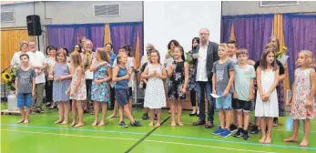  ?? FOTO: GEMEINDE ABTSGMÜND ?? Mit einem tollen Programm verabschie­deten die Schülerinn­en und Schüler der Grundschul­e Untergröni­ngen ihren Schulleite­r Ulrich Glöckler in den Ruhestand.