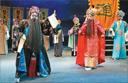  ?? PROVIDED TO CHINA DAILY ?? Dalian Peking Opera Company head Yang Chi (left) performs with famous Peking Opera actor Yu Kuizhi.
