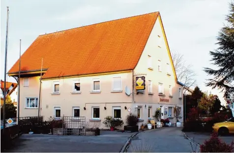  ?? Foto: Ursula Katharina Balken ?? Das Bräuhaus in Illerberg wird zum Wohnhaus mit neun Wohnungen umgebaut. In den Gewölben des Kellers soll laut Investor ein Wellness Bereich eingericht­et werden. Be zugsfertig soll das Gebäude in etwa einem Jahr sein. WULLENSTET­TEN