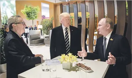 ?? Steffen Kugler Presse und Informatio­nsamt der Bundesregi­erung ?? PRESIDENT TRUMP talks earlier in the G-20 summit with Putin and European Commission­er President Jean-Claude Juncker. “If you want to have a positive outcome in bilaterals and be able to resolve ... policy issues, that will really need personal...