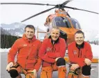  ?? BILD:SN/PRLIC ?? Flugretter Wolfgang Schweiger, Martin Amrain und Gerhard Eder im Einsatz bei Anflug, Bergung und Landung im Spital.