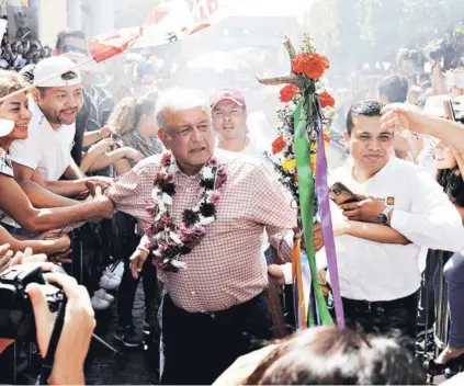  ??  ?? ► El candidato Andrés Manuel López Obrador saluda a sus partidario­s en un acto de campaña en Uruapan, estado de Michoacán.