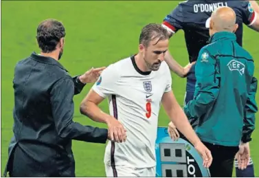  ??  ?? Momento del cambio de Harry Kane durante el partido de Inglaterra contra Escocia.