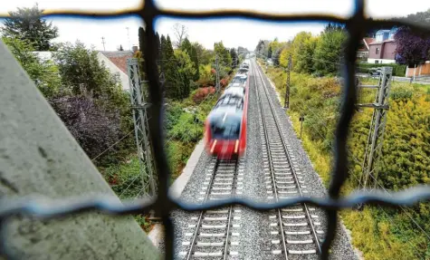  ?? Foto: Marcus Merk (Archivbild) ?? Die Bahnhöfe Westheim und Neusäß liegen an der Bahnstreck­e Augsburg‰Ulm, die wie hier bei Westheim ausgebaut werden soll.