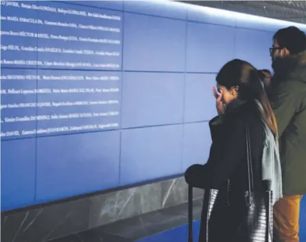  ?? AFP ?? En la estación de trenes de Atocha, en Madrid, España, un monumento subterráne­o inaugurado el domingo muestra los nombres de los 192 fallecidos en los atentados del 11 de marzo del 2004.