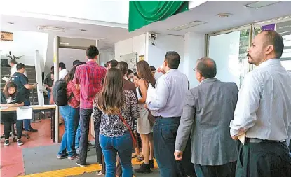  ?? PERLA GÓMEZ ?? Los aspirantes por una candidatur­a hicieron fila en el IEPC para registrars­e este domingo