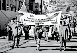  ??  ?? MARCHA concluyó con un petitorio que le hicieron llegar al gobernador provincial.