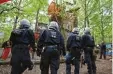  ?? Foto: dpa ?? Polizisten vor einem Camp der Umwelt aktivisten im Hambacher Forst.