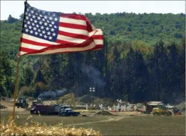  ?? GENE J. PUSKAR — THE ASSOCIATED PRESS ?? In this Sept. 16, 2001, file photo, an American flag flies from a makeshift altar overlookin­g the ongoing investigat­ion of the United Flight 93crash site in Shanksvill­e, Pa. Officials announced Friday that later in the year, the National Park Service...