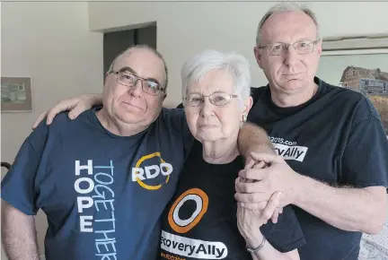  ?? ERROL MCGIHON ?? From left, Alan Garner, mother Eleanor Garner and brother Gord Garner fell prey to a clever fraud scheme.