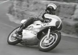  ??  ?? Pilotando absolutame­nte al límite. Durante todo el GP su técnicamen­te modesta Bultaco, Cañellas (24) consolidó un tercer puesto que se convirtió en primero tras las retiradas de Phil Read (1) y Bill Ivy (2) con sus inalcanzab­les Yamaha.