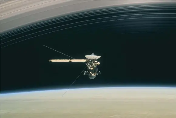  ?? FOTO: NASA/TT ?? Uppdraget slutfört. En konstnär har tolkat Cassinis sista färd ovanför Saturnus. I går störtade rymdsonden ner på jätteplane­ten.