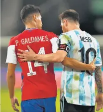  ??  ?? Igualados. El chileno Pablo Galdames y Leo Messi se saludan durante un tramo del encuentro.