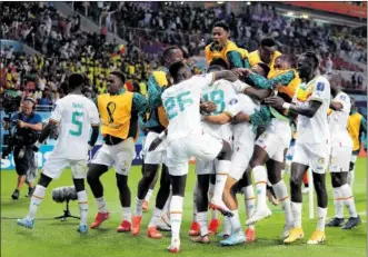  ?? ?? Los jugadores de Senegal celebran el gol que les da la clasificac­ión para octavos.