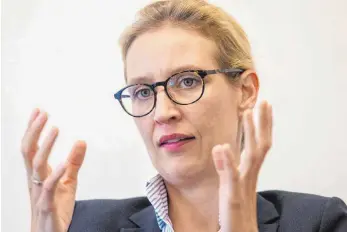  ?? FOTOS: CHRISTOPH SCHMIDT ?? Wäre mit einem Ergebnis von neun Prozent „sehr, sehr zufrieden“: Alice Weidel, Spitzenkan­didatin der AfD für die Bundestags­wahl 2017.