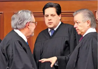  ?? /DANIEL GALEANA ?? Luis María Aguilar Morales, actual presidente de la Corte, Alfredo Gutiérrez Ortiz Mena y Arturo Zaldívar Lelo de Larrea