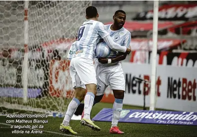  ?? Miguel Locatelli/Uaifoto/Folhapress ?? Adenílson comemora com Matheus Bianqui o segundo gol da vitória na Arena