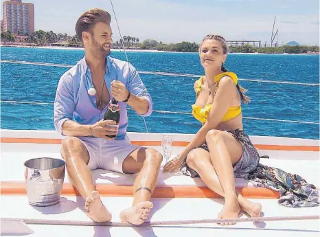  ?? FOTO: MG RTL D ?? Daniels Dreamdate findet auf der niederländ­ischen Karibikins­el Aruba statt. Beide genießen den Beginn des Dates auf einem Katamaran.