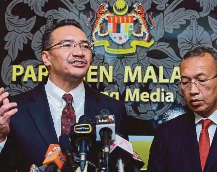  ?? [FOTO MOHD YUSNI ARIFFIN/BH] ?? Hishammudd­in ditemani Ketua Setiausaha Kementeria­n Pertahanan, Datuk Seri Abd Rahim Mohd Radzi (kanan) pada sidang akhbar di lobi Parlimen, Kuala Lumpur, semalam.