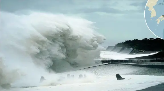  ??  ?? La furia del mare Onde gigantesch­e generate dal tifone Hagibis si abbattono sulla costa a Mihama, a ovest di Tokyo. Le autorità hanno chiesto a tre milioni di cittadini di lasciare le loro case (Epa)
