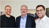  ??  ?? Kris Bursuc (links) und Nicola Erne (rechts) mit Geschäftsf­ührer
Dr. Roger-rené Müller.