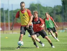  ?? FOTO: JANNING ?? Emir Kujovic (vorn) schirmt bei seinem Trainings-Debüt den Ball vor Julian Schauerte ab. Hinten Adam Bodzek.