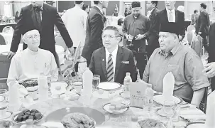  ?? — Gambar Bernama ?? LINDUNGI PETANI: Salahuddin (tengah) hadir pada Majlis Sambutan Hari Raya Kementeria­n Pertanian dan Industri Asas Tani di kementeria­nnya di Putrajaya, semalam.