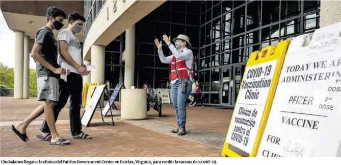  ?? Andrew Caballero-Reynolds / AFP ?? Ciudadanos llegan a la clínica del Fairfax Government Center en Fairfax, Virginia, para recibir la vacuna del covid-19.