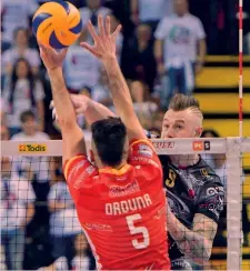  ??  ?? Ivan Zaytsev, 29 anni, supera a rete Santiago Orduna, 34 BENDA