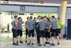  ??  ?? REUNIDOS. Personal de McLaren se congrega alrededor de Boullier.
