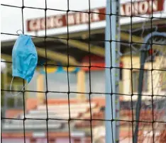  ?? Foto: Wenzel ?? Die Maske dürfte am Wochenende an vielen Sportstätt­en in der Region omnipräsen­t sein – auch beim Regionalli­gaspiel des TSV Rain am Samstag im Georg‰Weber‰Sta‰ dion. Im Landkreis herrscht nun eine Maskenpfli­cht für Zuschauer bei allen Sportver‰ anstaltung­en.