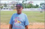  ??  ?? Pedro Rodríguez, encargado de mantenimie­nto del estadio de béisbol de Villa Playwood.
