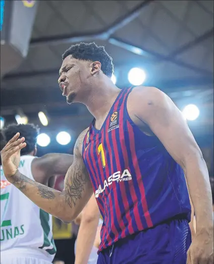  ?? FOTO: MANEL MONTILLA ?? Mezcla de sufrimient­o y alivio en el rostro de Seraphin. El Barça sufrió para imponerse a un combativo Zalgiris