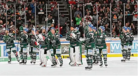  ?? Foto: Siegfried Kerpf ?? Aus und vorbei: Die Augsburger Panther haben die Play offs verpasst und mussten sich am Sonntag nach der 3:4 Heimnieder­lage von ihren Fans für diese Saison verabschie den.