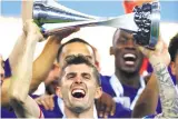  ?? ?? Christian Pulisic festeja con el trofeo.