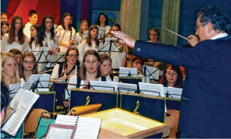  ??  ?? Das Weihnachts­konzert des Musikverei­ns Kühbach fand in diesem Jahr zum 30. Mal statt – ohne Unterbrech­ung. Zum Abschluss stimmte das große Orchester mit rund 50 Mu sikern gemeinsam mit dem Nachwuchs von der Jugendblas­kapelle (Hintergrun­d) unter der Regie von Joseph Rast „Stille Nacht“an.