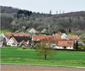  ?? Fotos: Wolfgang Widemann ?? Das kleine Dorf Möggingen bei Großsorhei­m (Stadt Harburg) hat bislang eine eigene Trinkwasse­rversorgun­g. Dies wird sich nun wohl bald ändern.