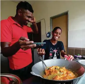  ?? (Foto BERNAMA) ?? Sugu dan Pavithra mahu terus merakam aktiviti memasak di rumah untuk tatapan pengikut Youtube.